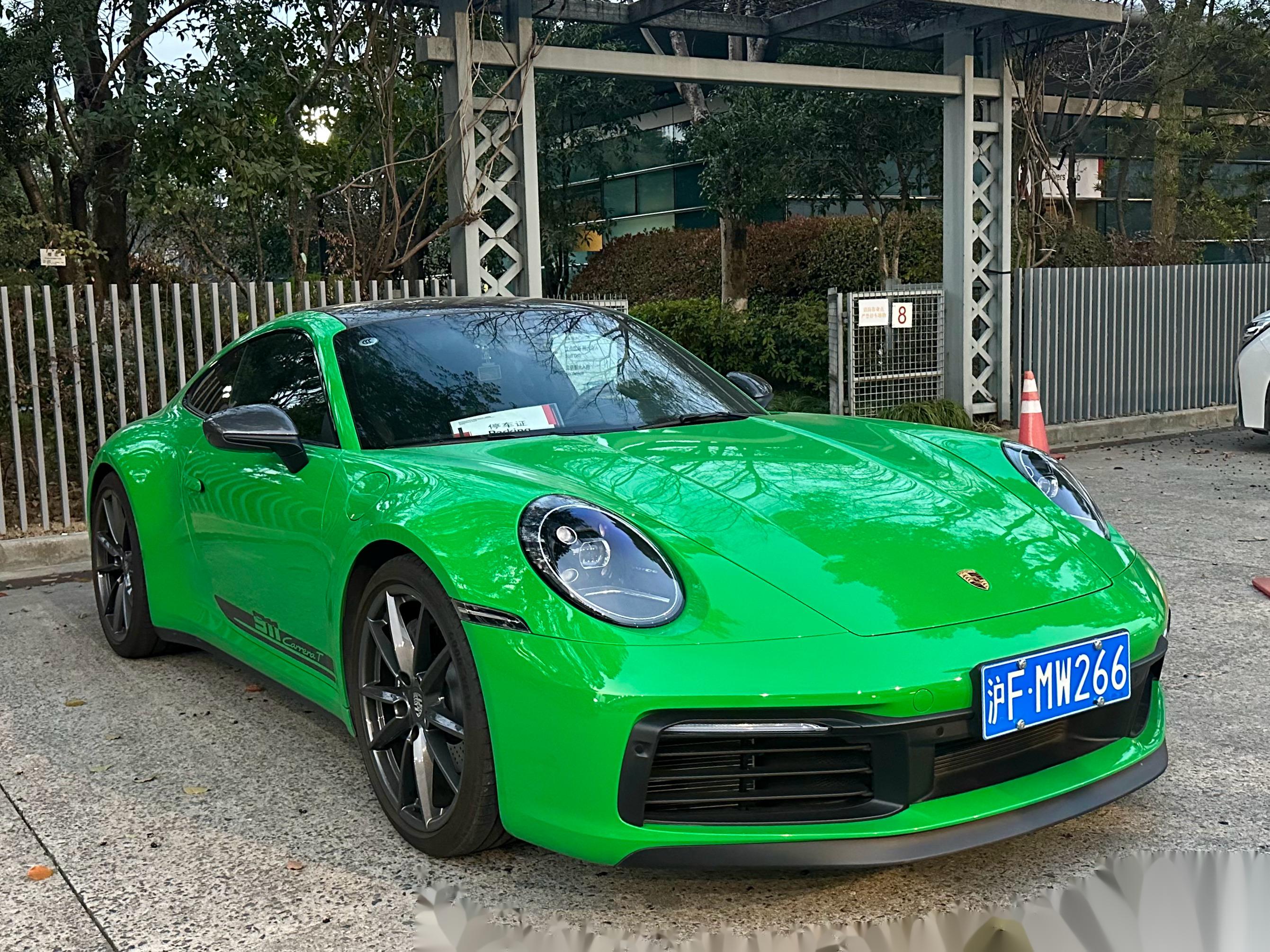 2024赛季保时捷亚洲卡雷拉杯官试日围场,一辆漂亮的巨蟒绿911 carrera