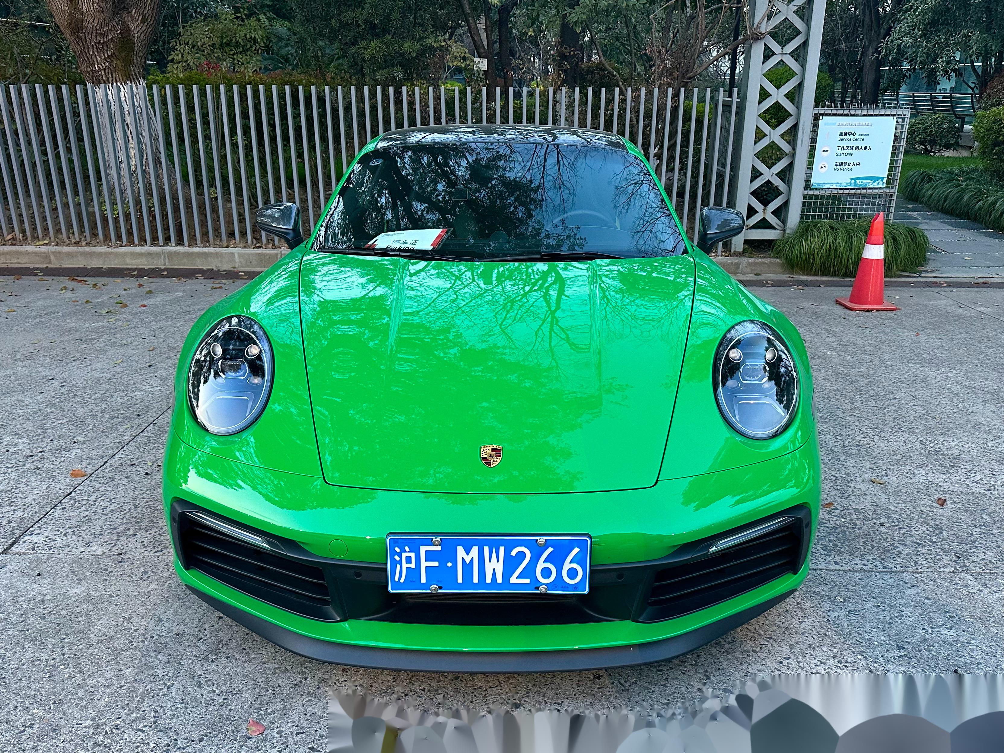 2024赛季保时捷亚洲卡雷拉杯官试日围场,一辆漂亮的巨蟒绿911 carrera