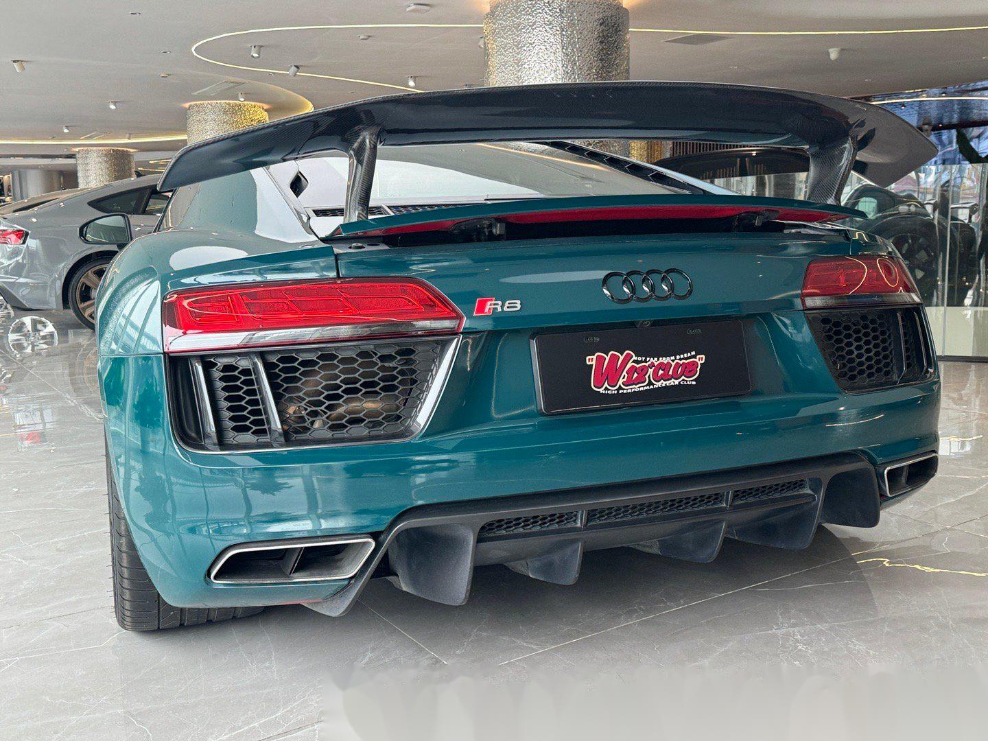 翻相册忽然想起来 昨天还看到了奥迪r8 这是啥怪物就不用多说了吧