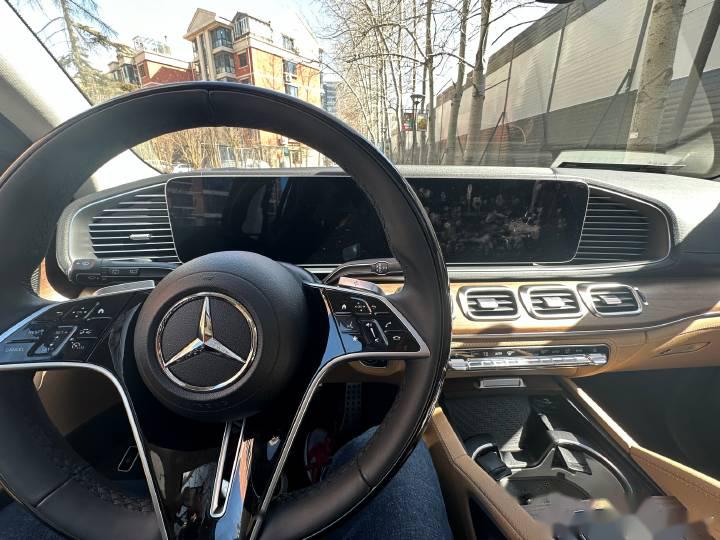 女同事第一次开奔驰gls,她表示,车身又大又宽,走窄道很担心,一路上都