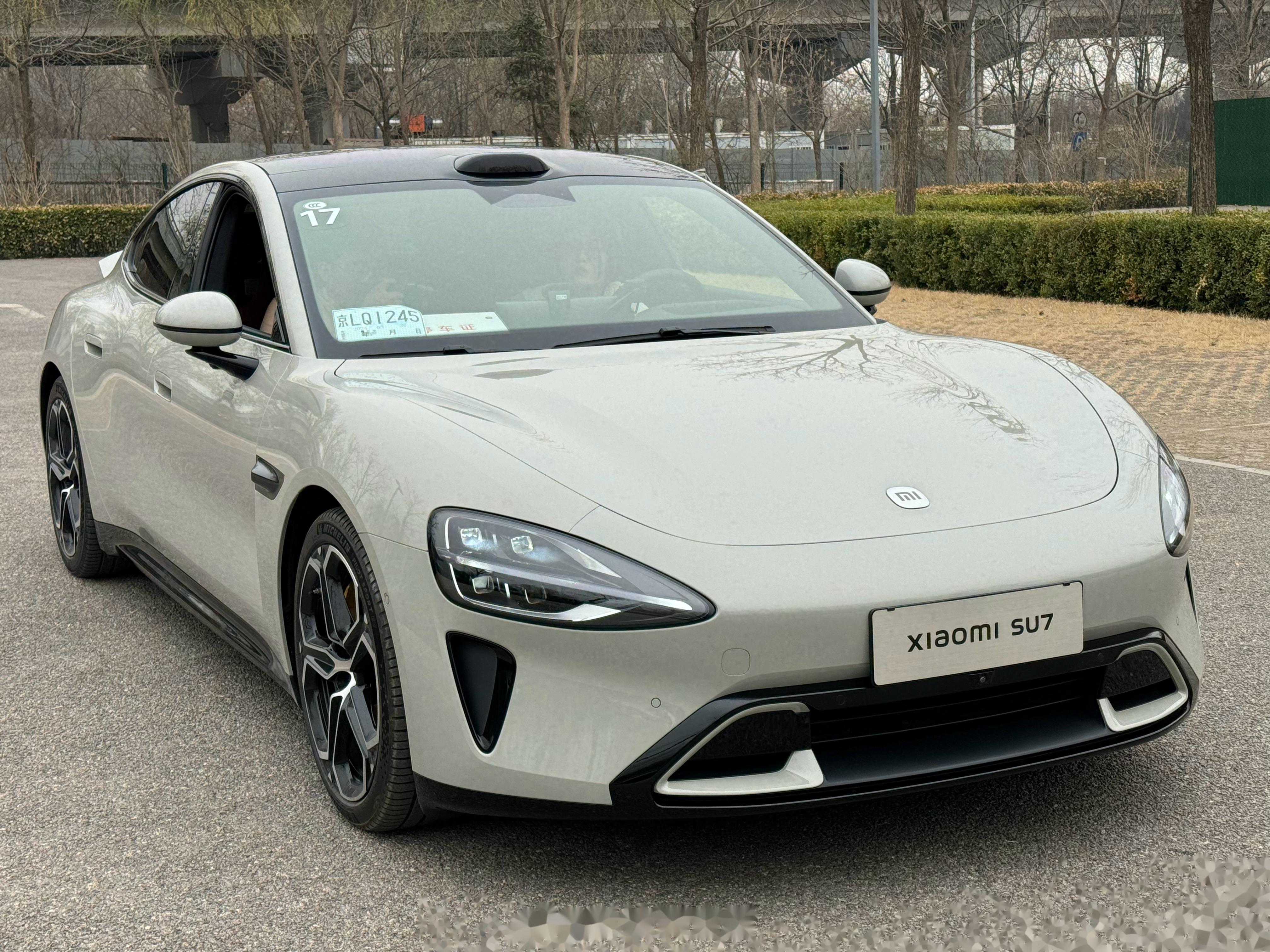 在奥森拍小米su7汽车 很多游玩的都在纷纷拍照 都在问这车多少钱 其实