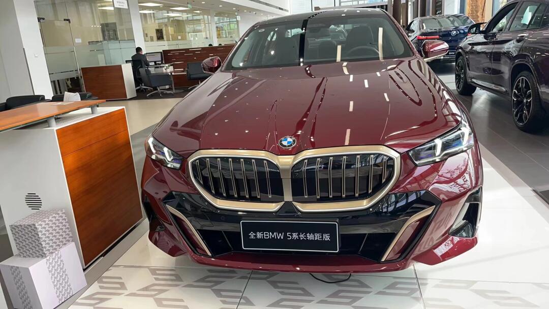 心心念念[话题]# 新5到店#@杭州骏宝行宝马5s店 我的第一辆宝马就是