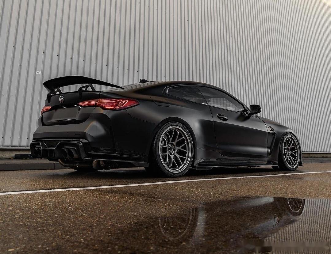 宝马m4competition宽体加尾翼看上去更加具有侵略性