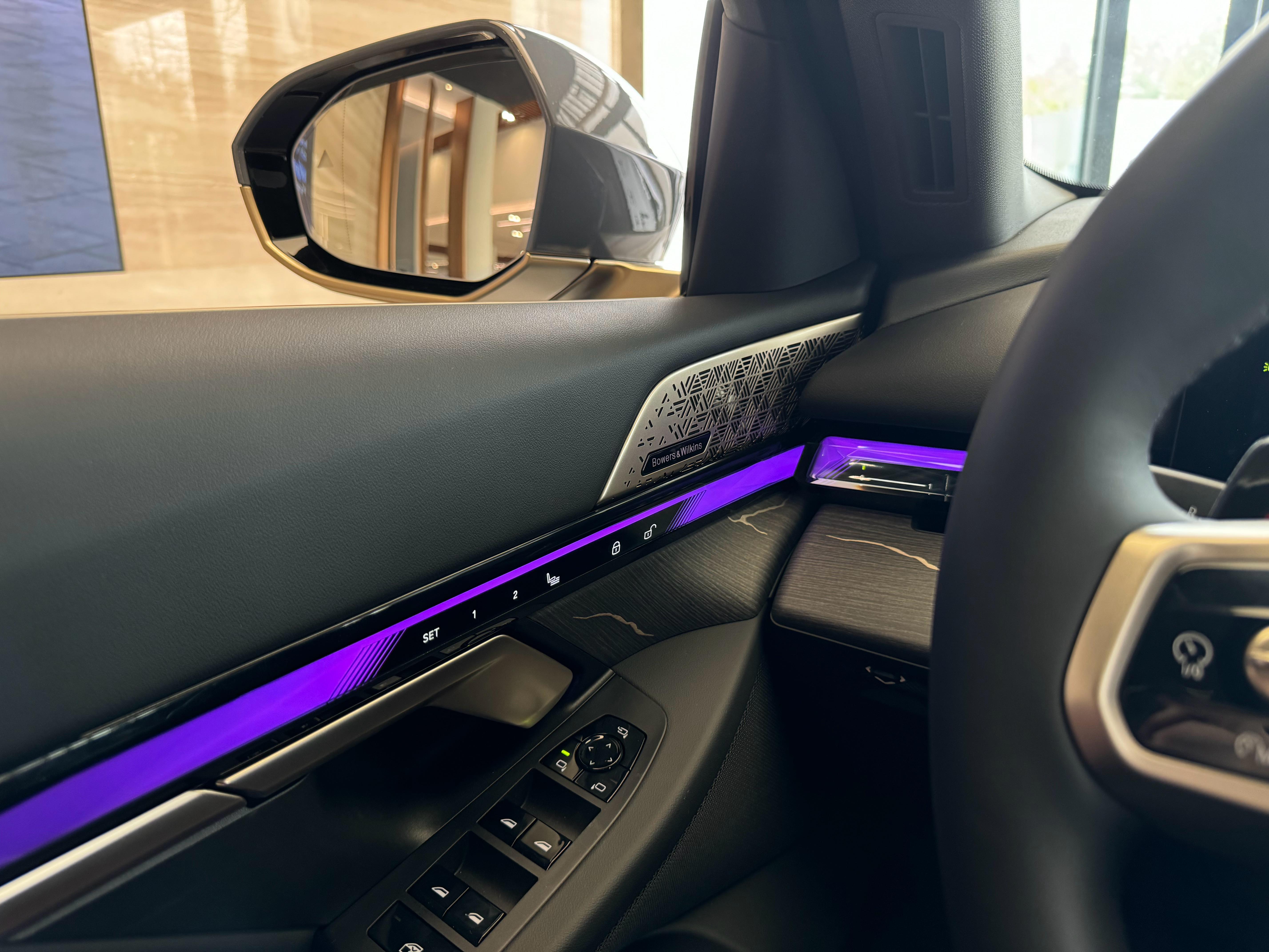 今天拿车去保养,顺便看了下新款宝马bmw 5系,内饰水晶质感是真不错