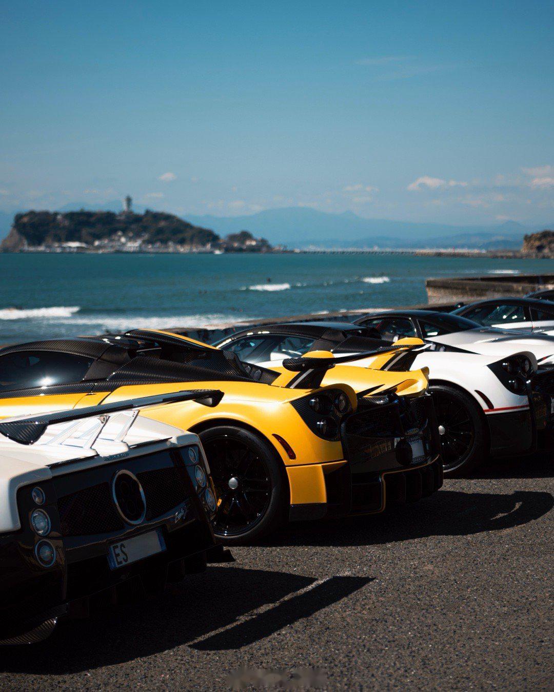 帕加尼huayra roadsterbc 黄色敞篷车就该蓝天配大海 摄于2024