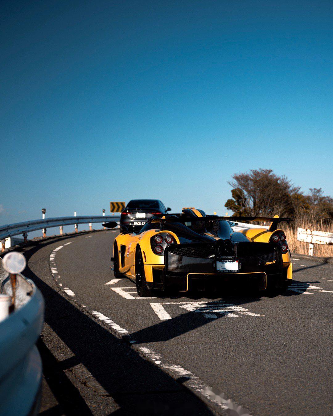 帕加尼huayra roadsterbc 黄色敞篷车就该蓝天配大海 摄于2024