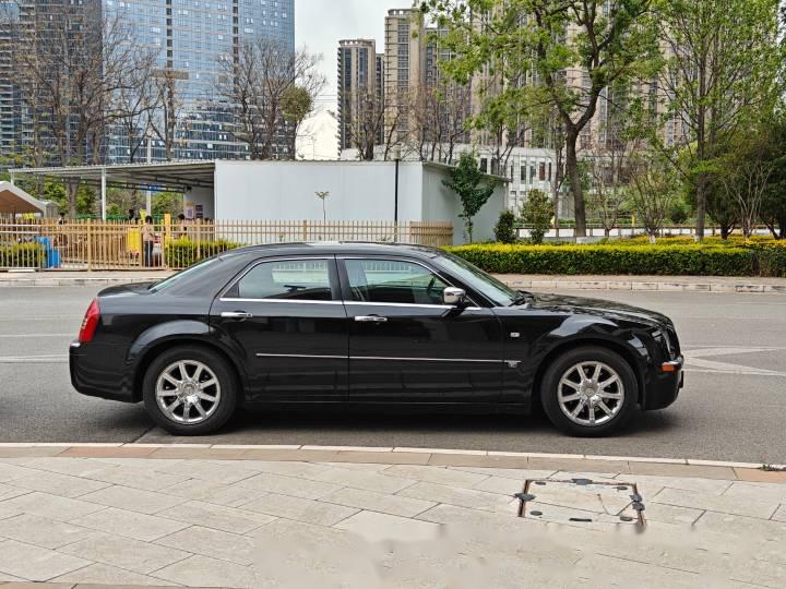 看上去就比同价位的车贵很多,尤其这个克莱_克莱斯勒300c社区_易车