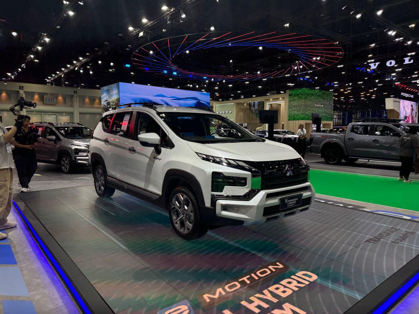 三菱在 上,带来了一台特别东南亚的车:xpander cross.它定位类似五菱