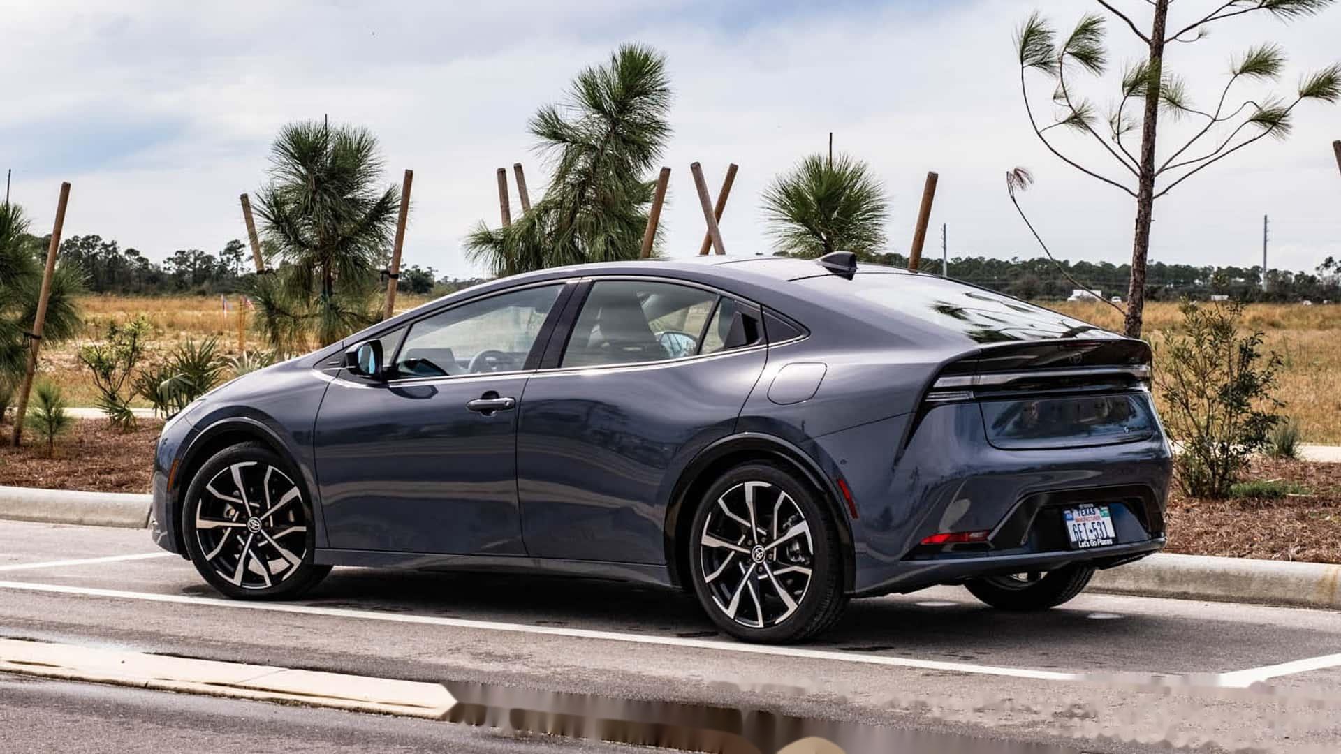 【丰田普锐斯prime使大多数电动汽车过时】一条拱形线连接了前筋膜和