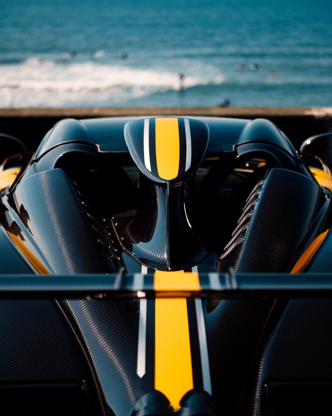 帕加尼huayra roadsterbc 黄色敞篷车就该蓝天配大海 摄于2024