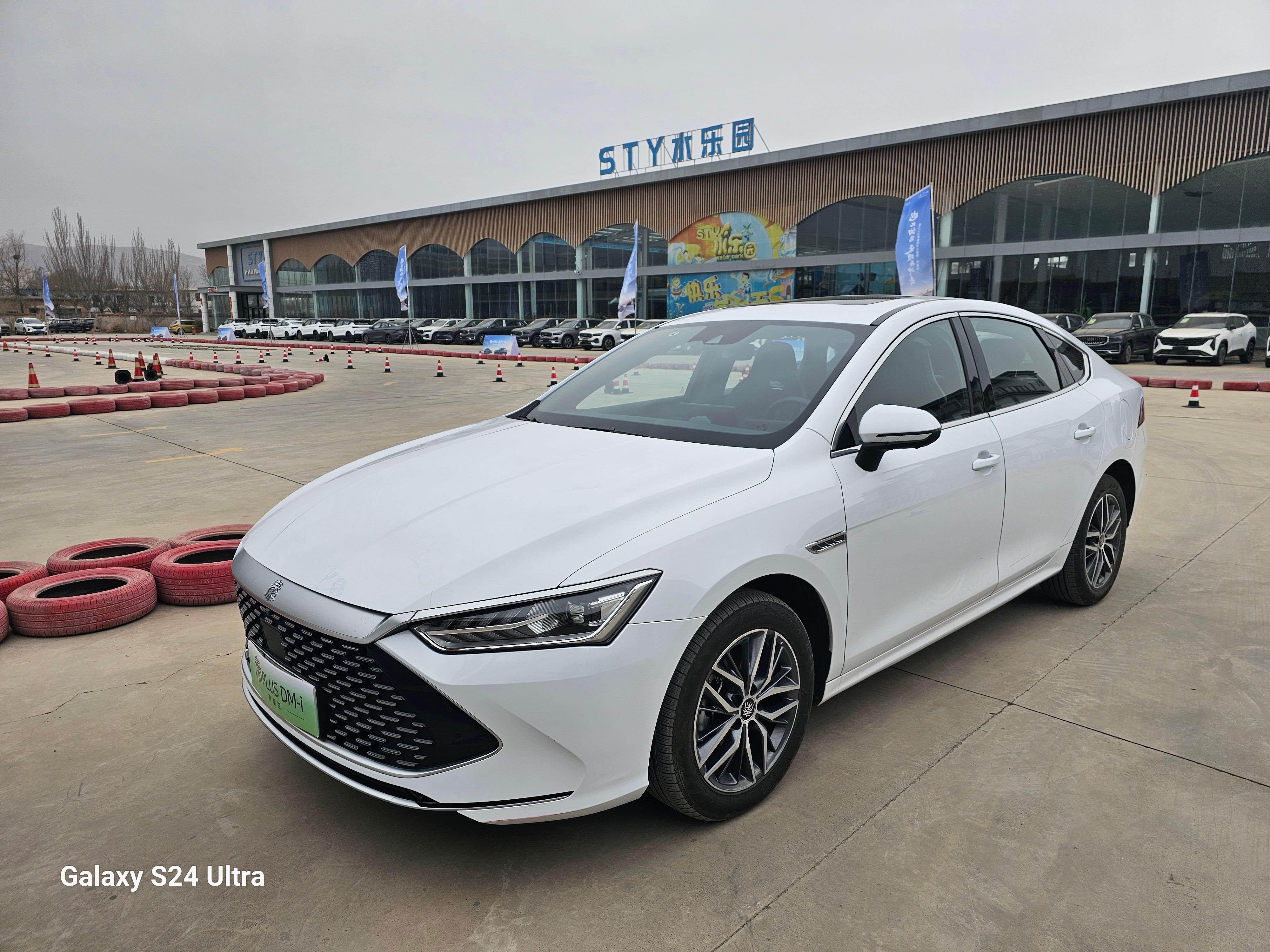 98万元起的#比亚迪秦plus# 荣耀版,荣耀版新增了白釉青