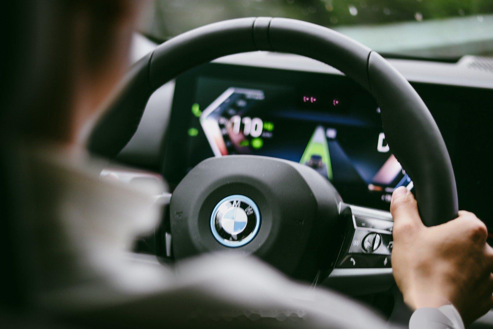 开宝马i5从北京抵达成都,1919公里,这台宝马i5体验太深刻了.