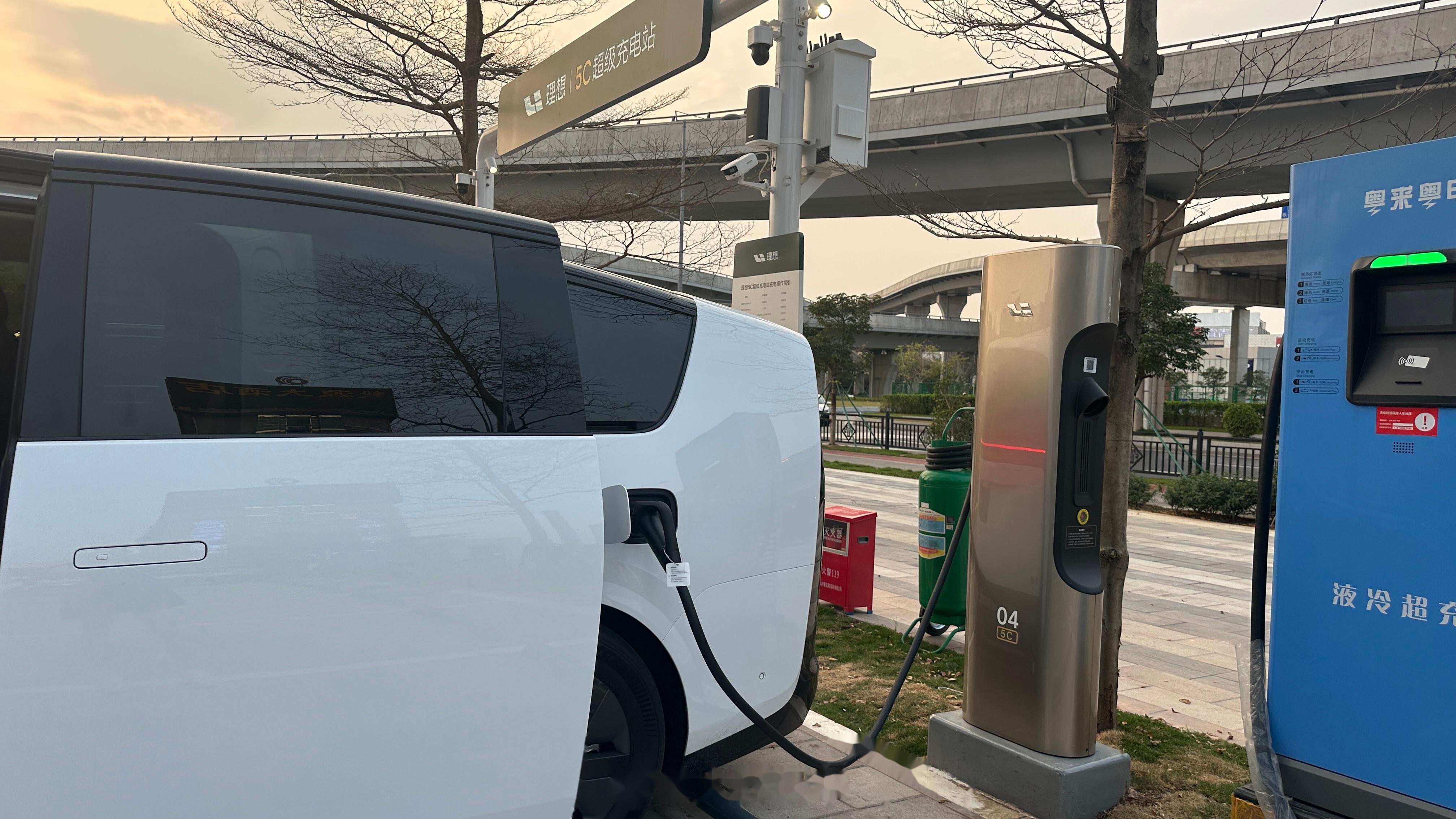 你别说,理想5c充电桩真的很快… 9%充到80%只需要12分钟左右… 充电线