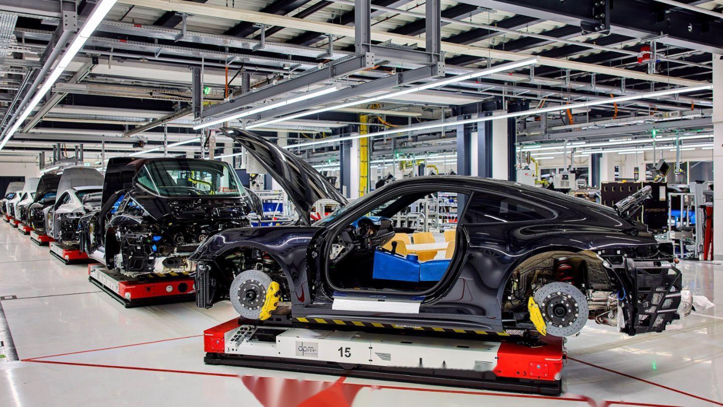 【保时捷在祖文豪森工厂推出 mhp fleetexecuter】跑车制造商保时捷