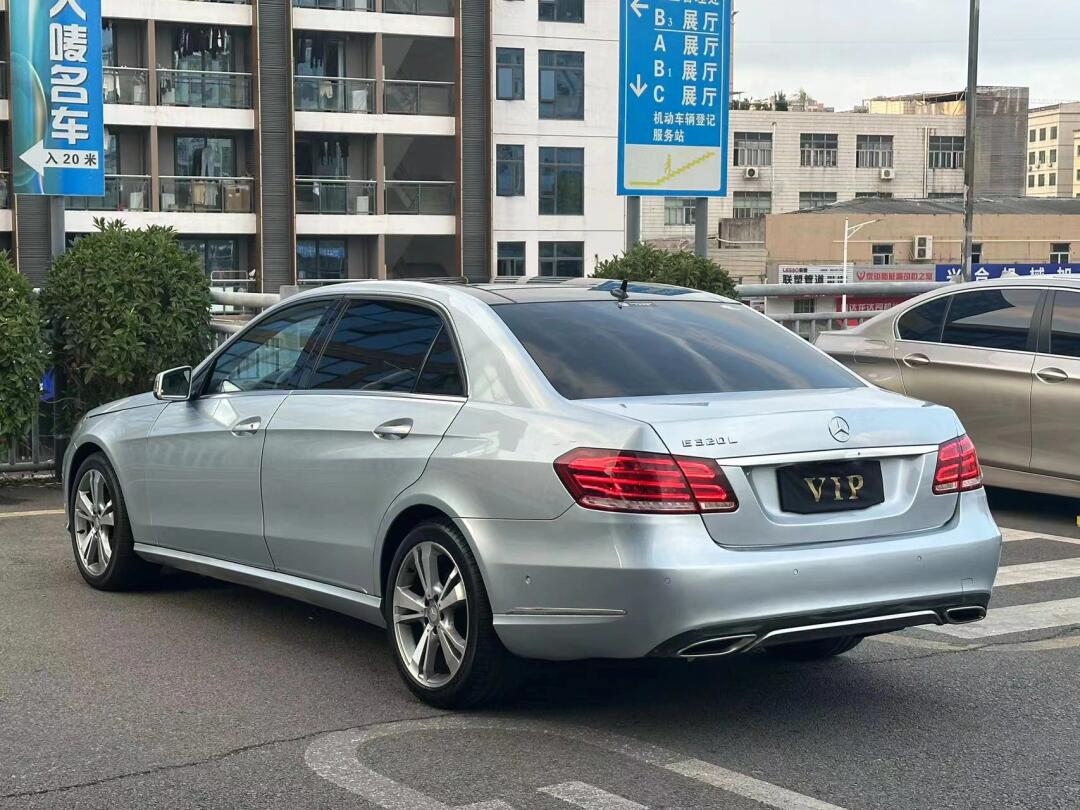 15年奔驰e320l 表显11万公里 配置:定速巡航 倒车影像 可变转向比 无