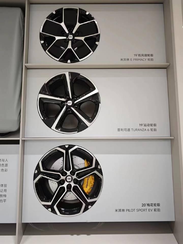 深圳小米su7实车,店里不算太多人,21英寸轮毂看着比20英寸的梅花轮毂
