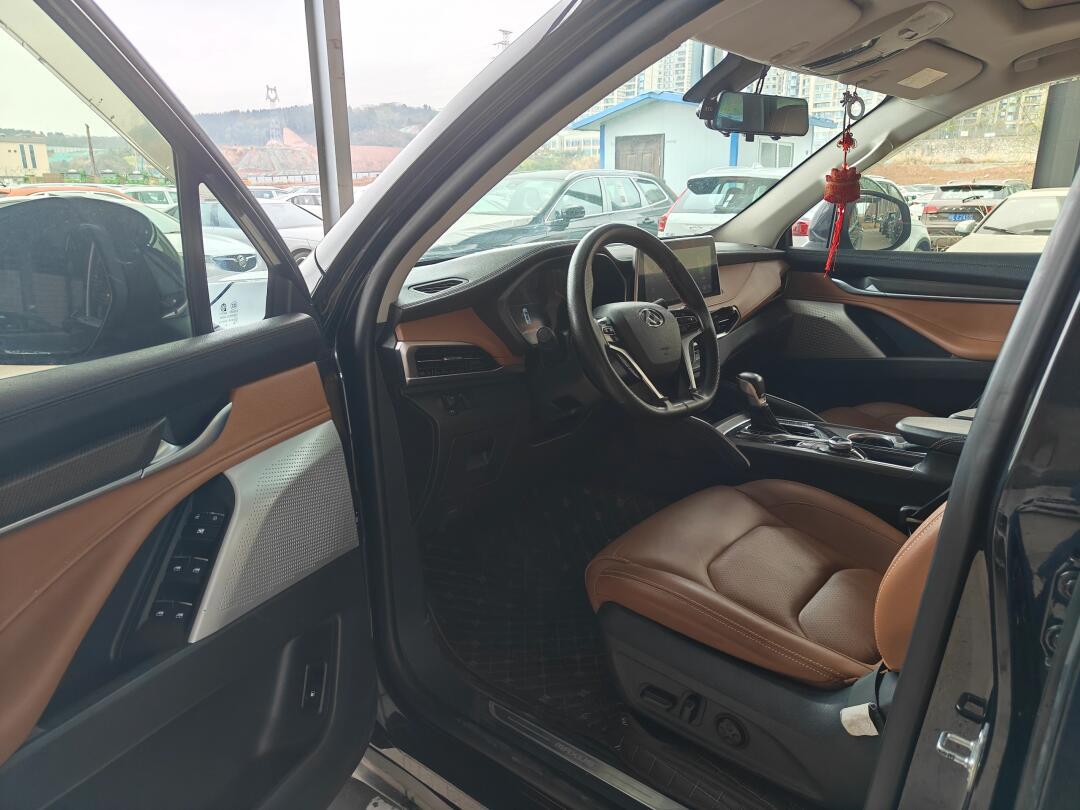 拿下18年12月上牌上汽大通d90,自动四驱天狼星,七座,大梁车身,上山下