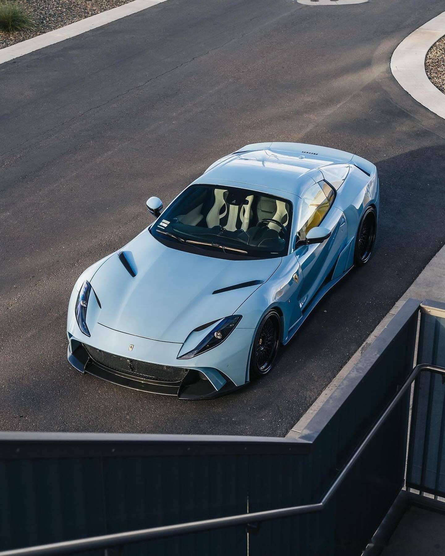 法拉利812 superfast加了各种宽体套件,再加上这个baby blue的