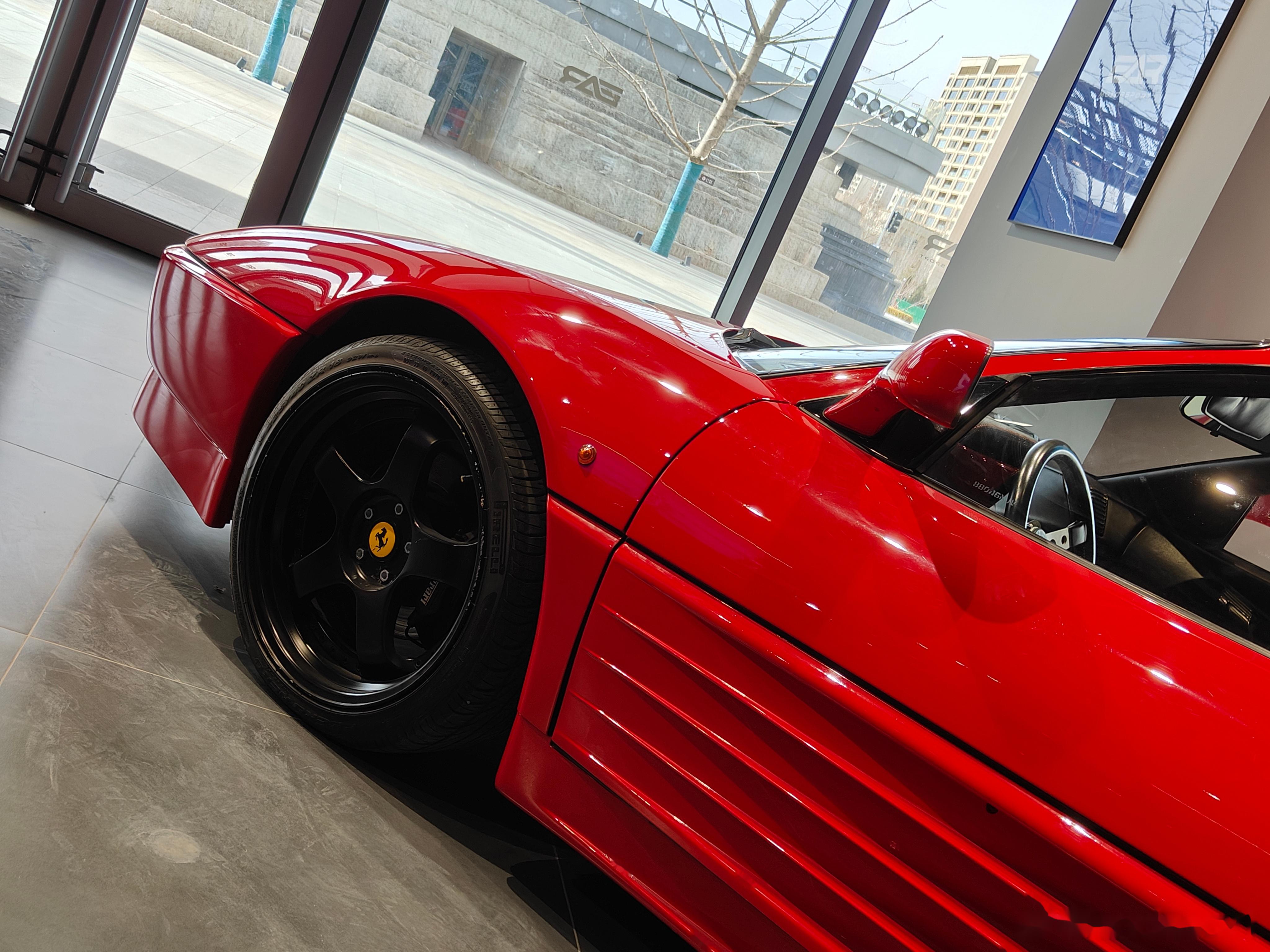 在离开银川前,拍了一下悠阅城的这台从日本漂洋过海的法拉利348ts