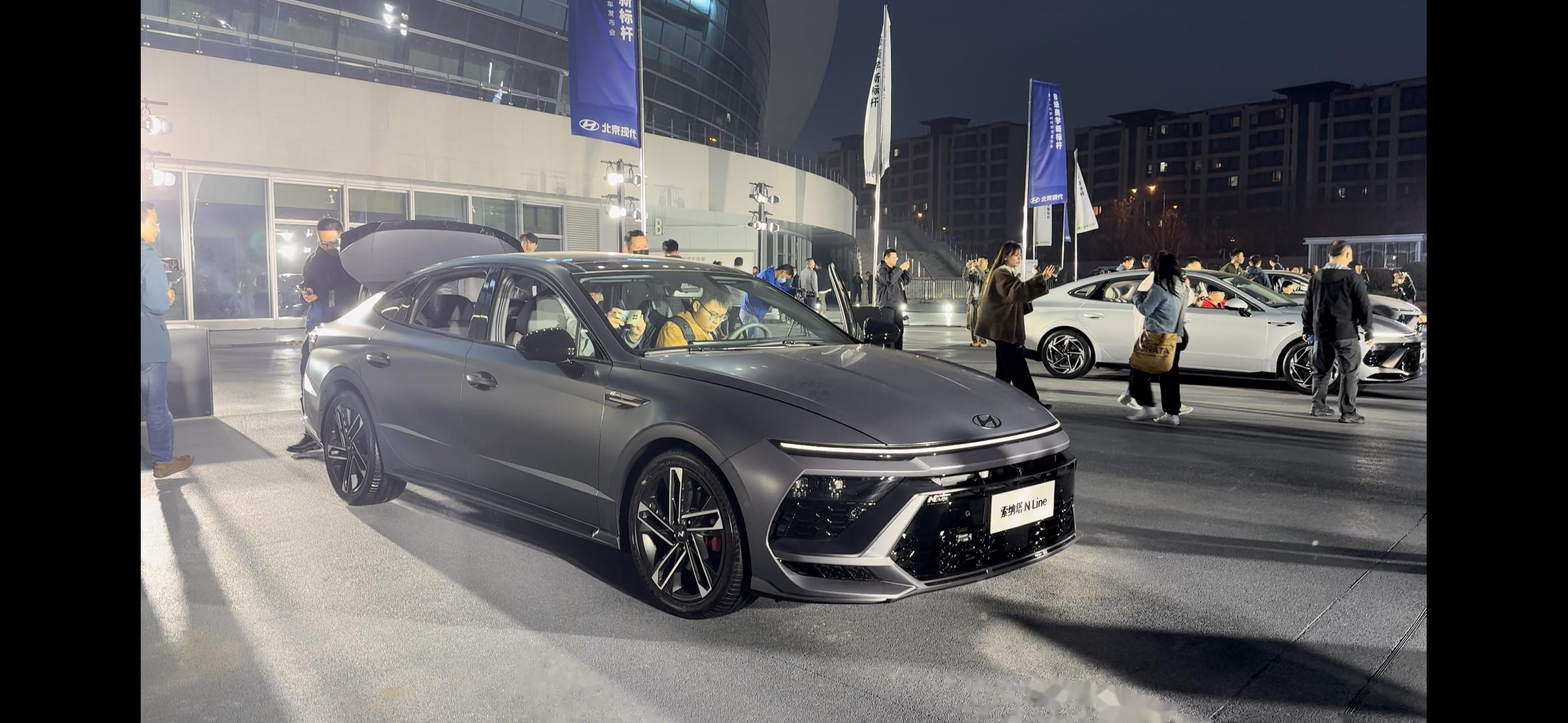 13.98万起,第十一代索纳塔在清一色几十万的纯电车面前犹如一股清流.