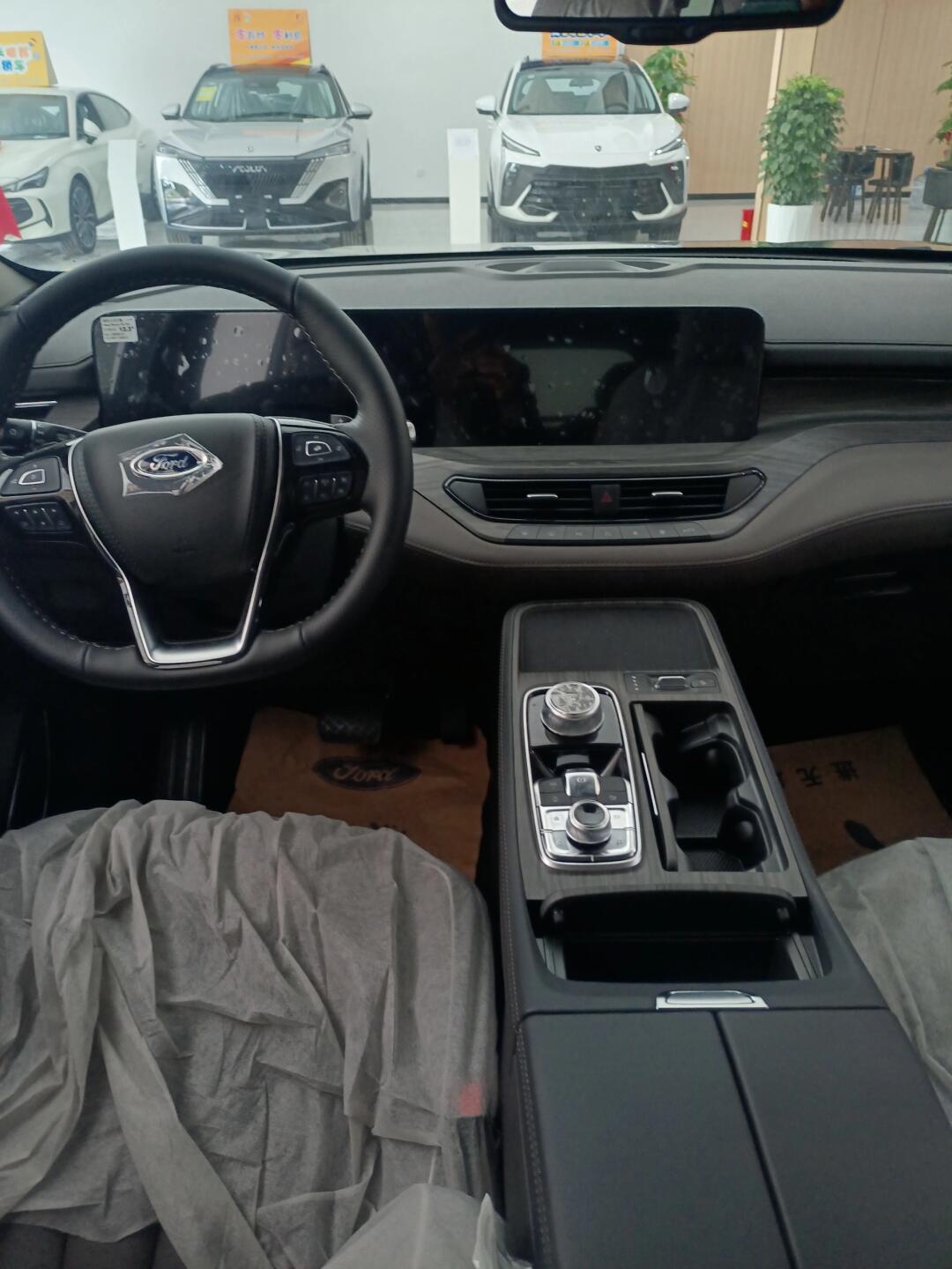 福特领裕一款中大型的suv,现有5座6座7座三款车型