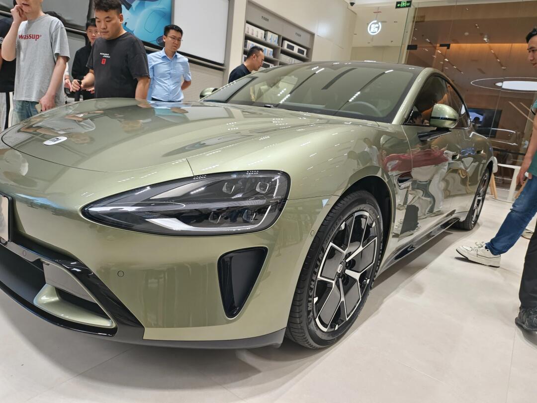 路过遇到小米汽车亮相了!港真的外观还挺好