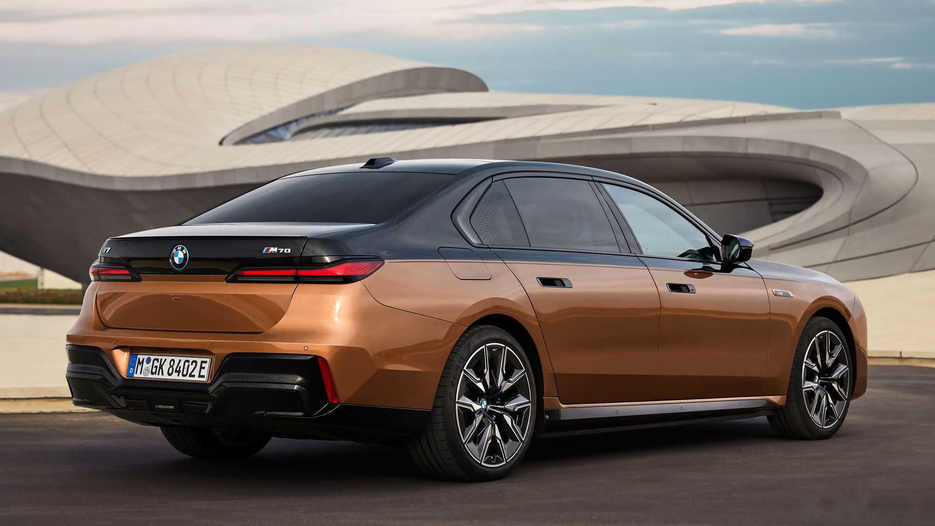 各大品牌陆续推出了专用电动平台后,但是宝马数款电动车型均基于