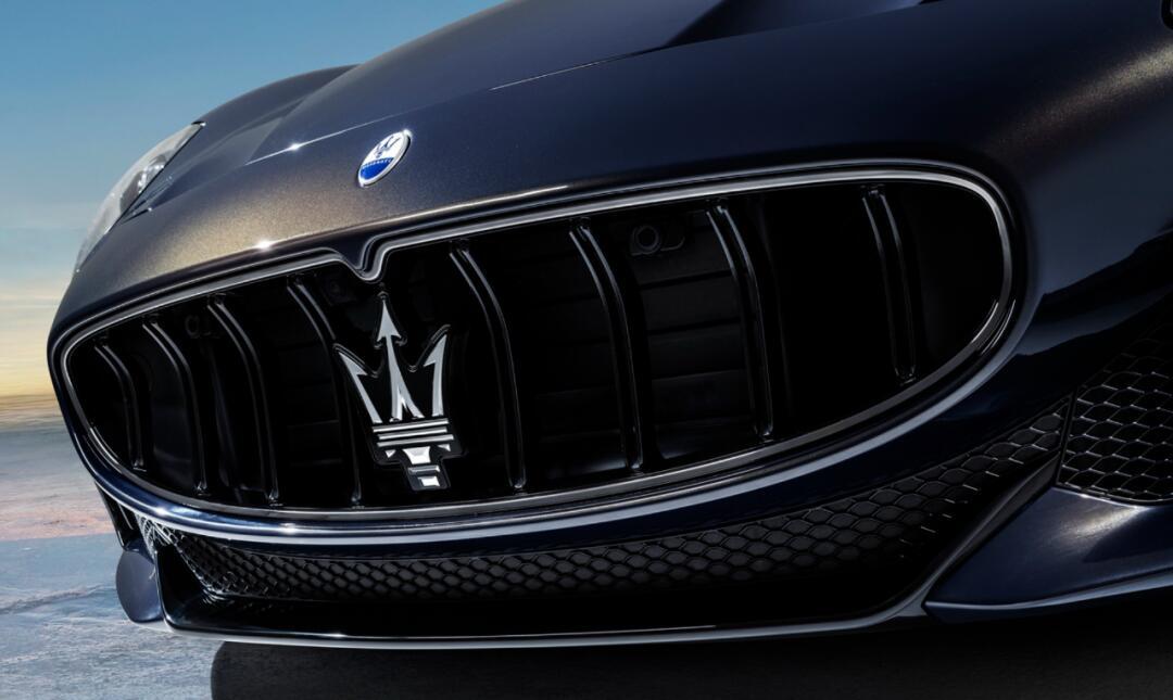 带有意式浪漫的玛莎拉蒂grancabrio trofeo