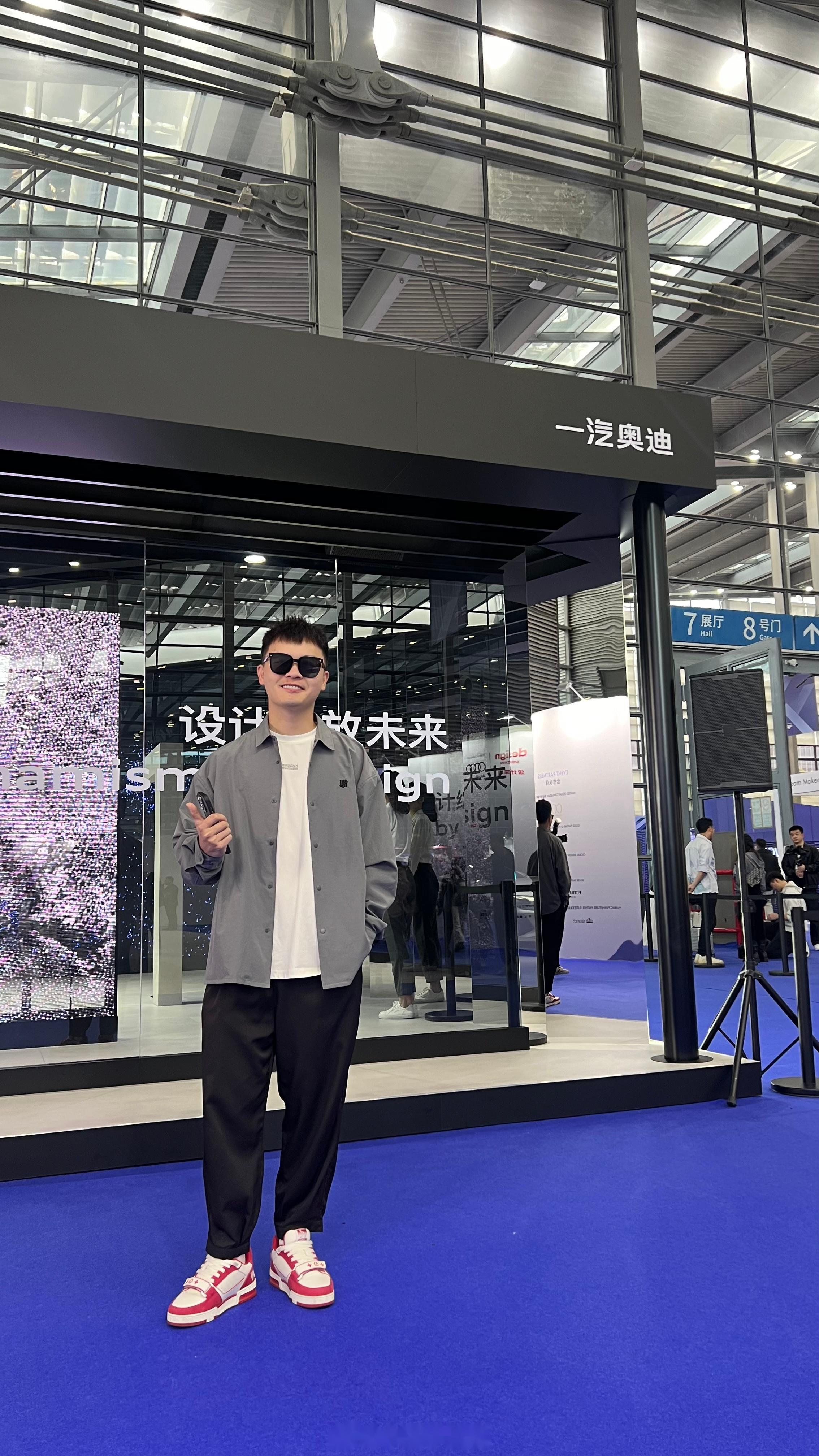 前几天去了"设计深圳"展,又见到奥迪e-tron gt了,2018年概念车推出