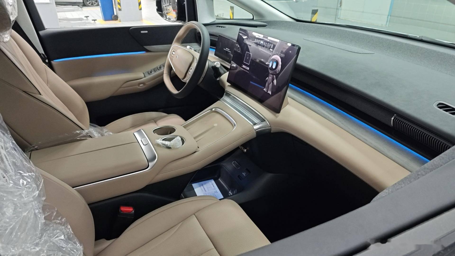 中控台上的大屏幕集成了多媒体娱乐,导航