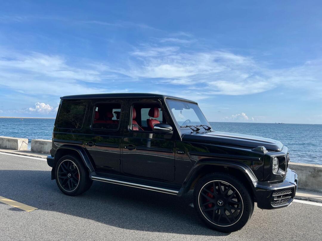 新款奔驰amg g63作为纯g63车型,以其强大的动力和卓越的性能脱颖而出.