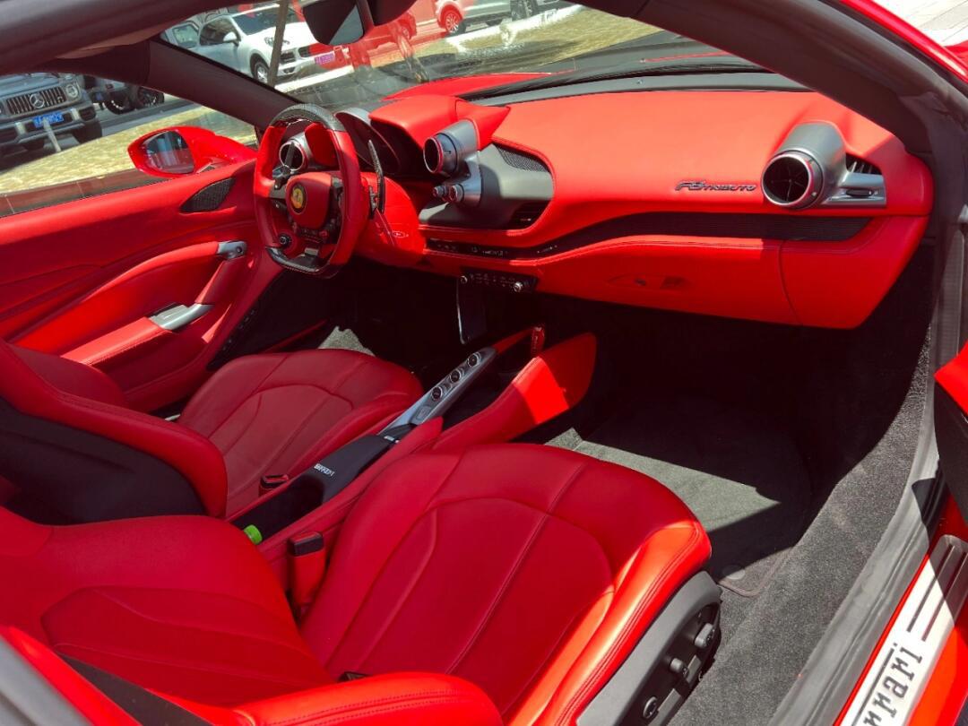 22款法拉利f8tributo硬顶 166 721匹马力.3.