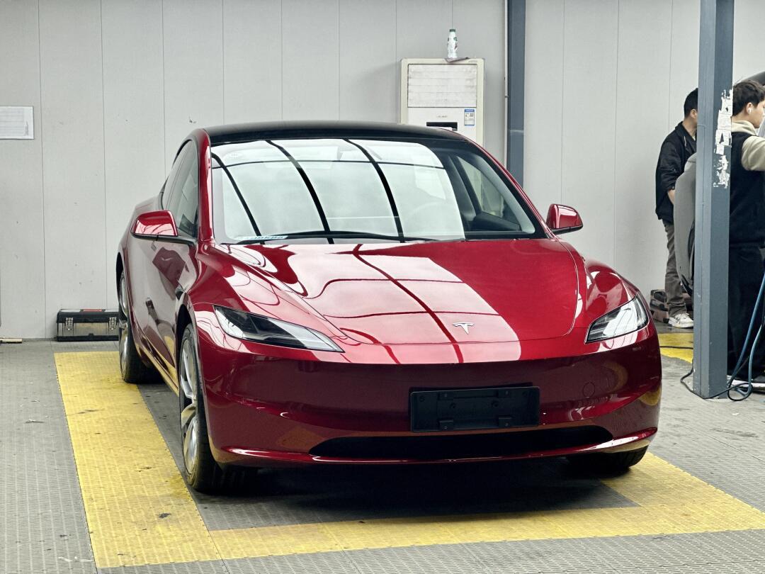 烈焰红00整个帅住!特斯拉焕新版model3