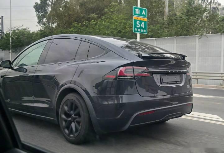 路上看到了model x plaid!