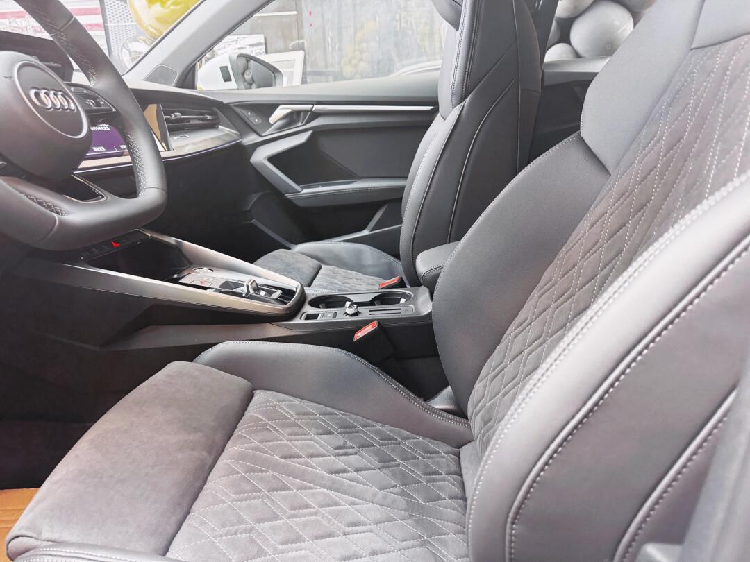 a3 三厢 豪华动感型, 白色绝美. 一家人提车_奥迪a3社区_易车社区