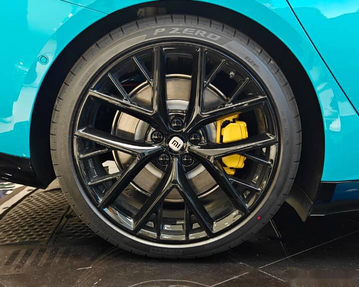 这次小米su7总的就这4款轮毂,我爱说实话,还是21寸运动轮毂最帅,尤其