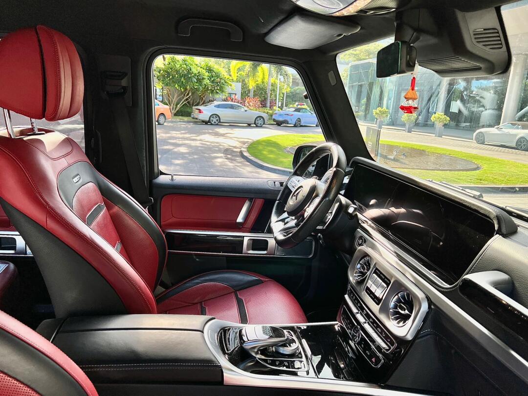 新款奔驰amg g63作为纯g63车型,以其强大的动力和卓越的性能脱颖而出.