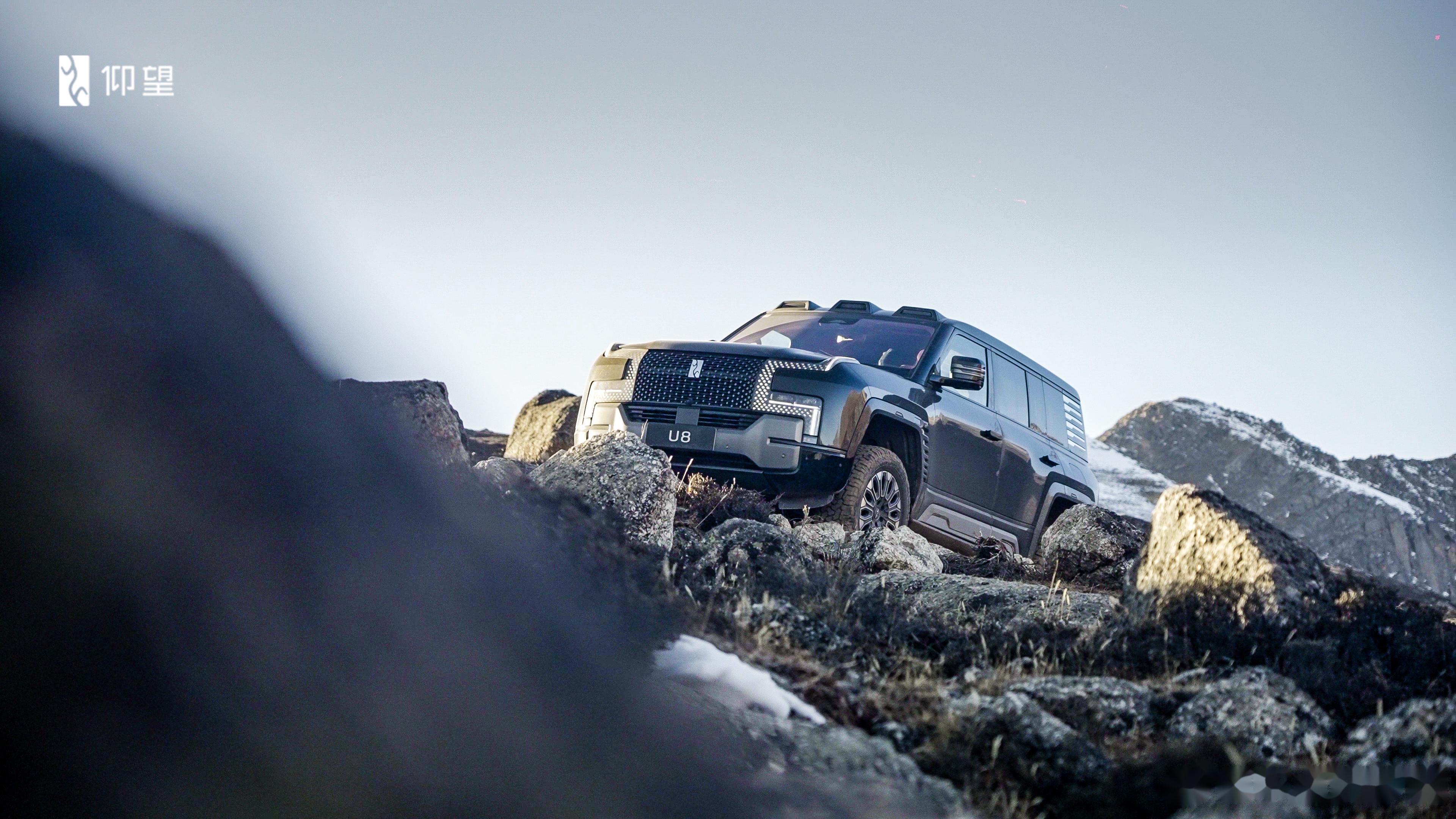 驾驶传统汽车一旦发生浮水情况,需要第一时间弃车求生,以保全个人生命