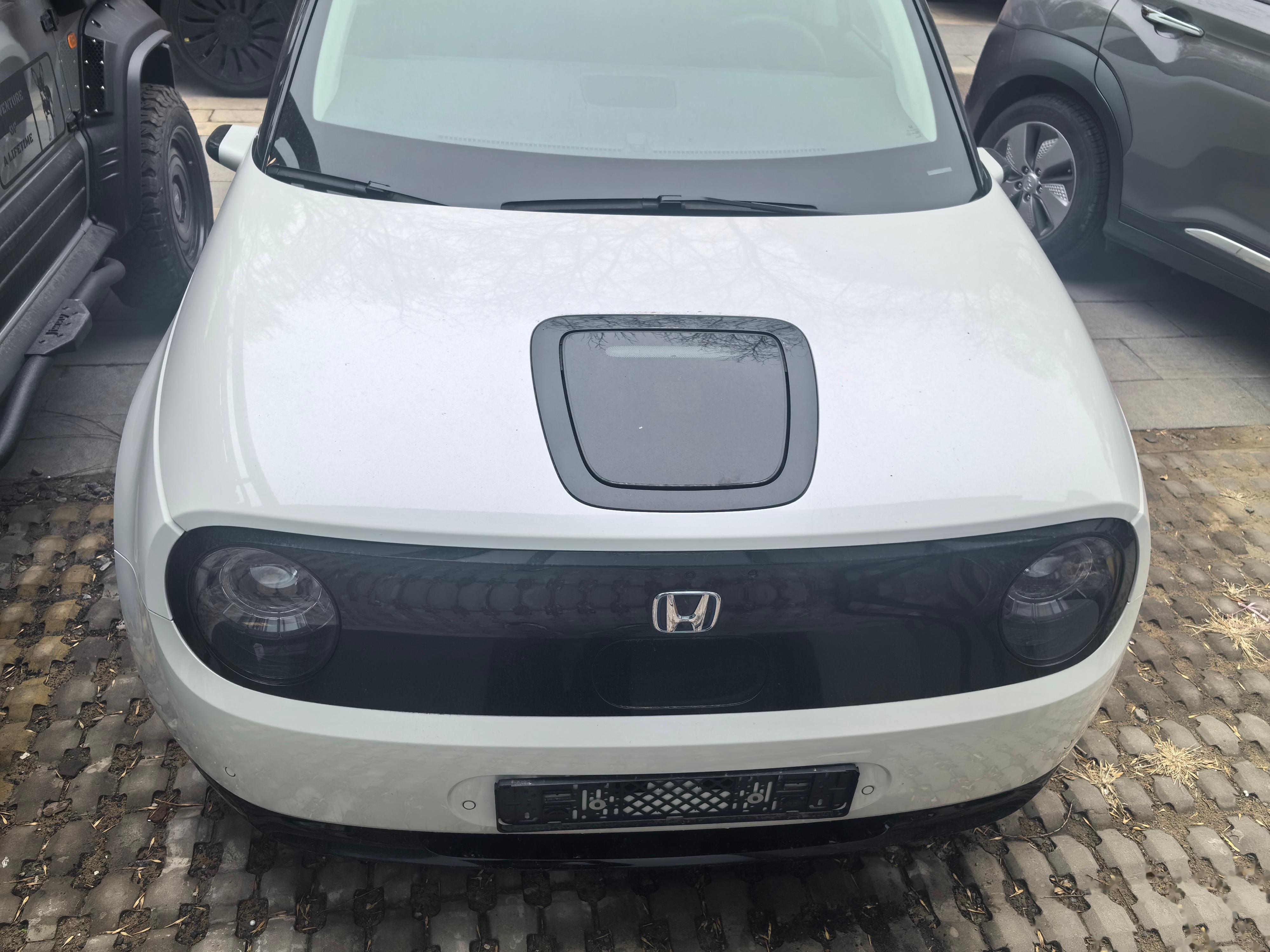 左舵的honda e啊 国内的停车场,竟然发现了本田的小电动honda e _欧拉