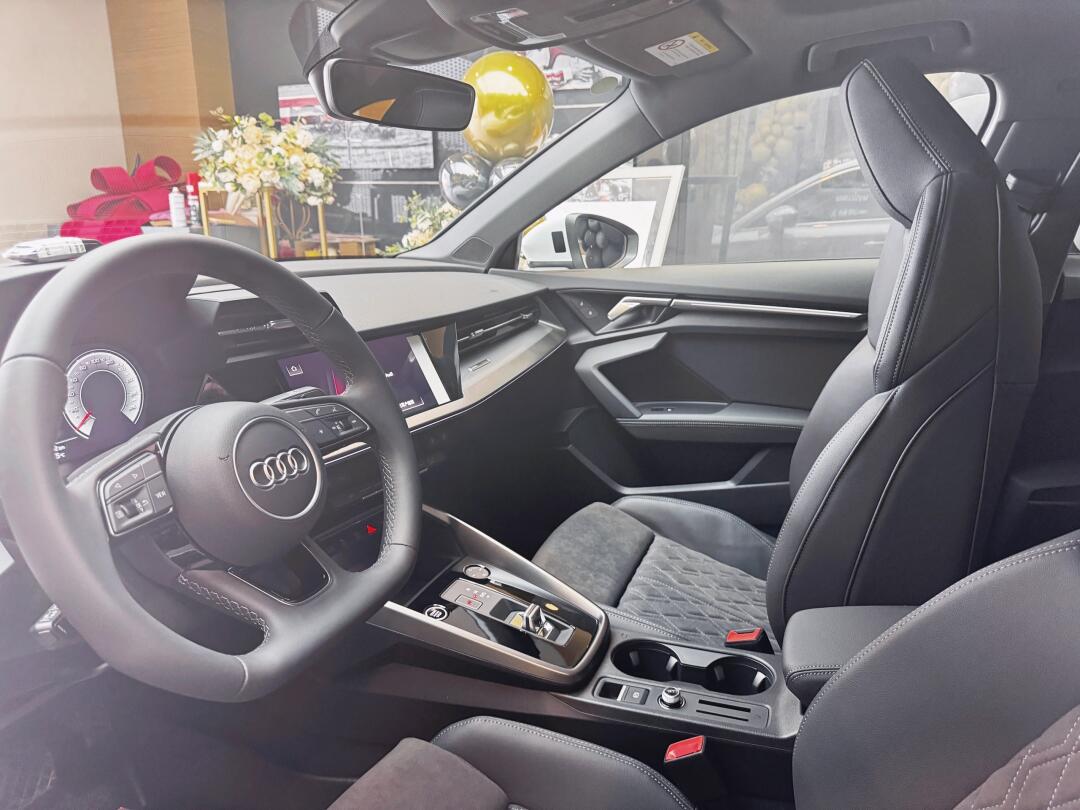 a3 三厢 豪华动感型, 白色绝美. 一家人提车_奥迪a3社区_易车社区