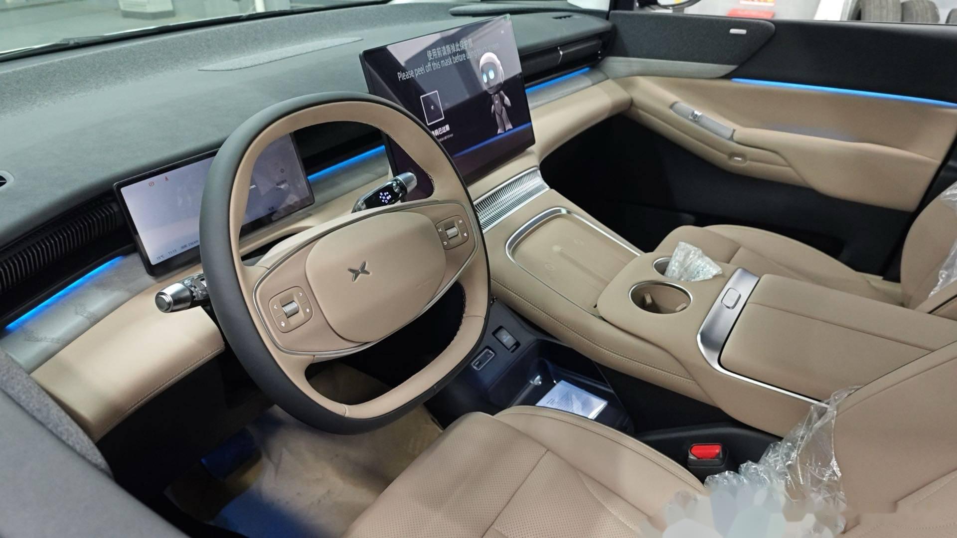 中控台上的大屏幕集成了多媒体娱乐,导航