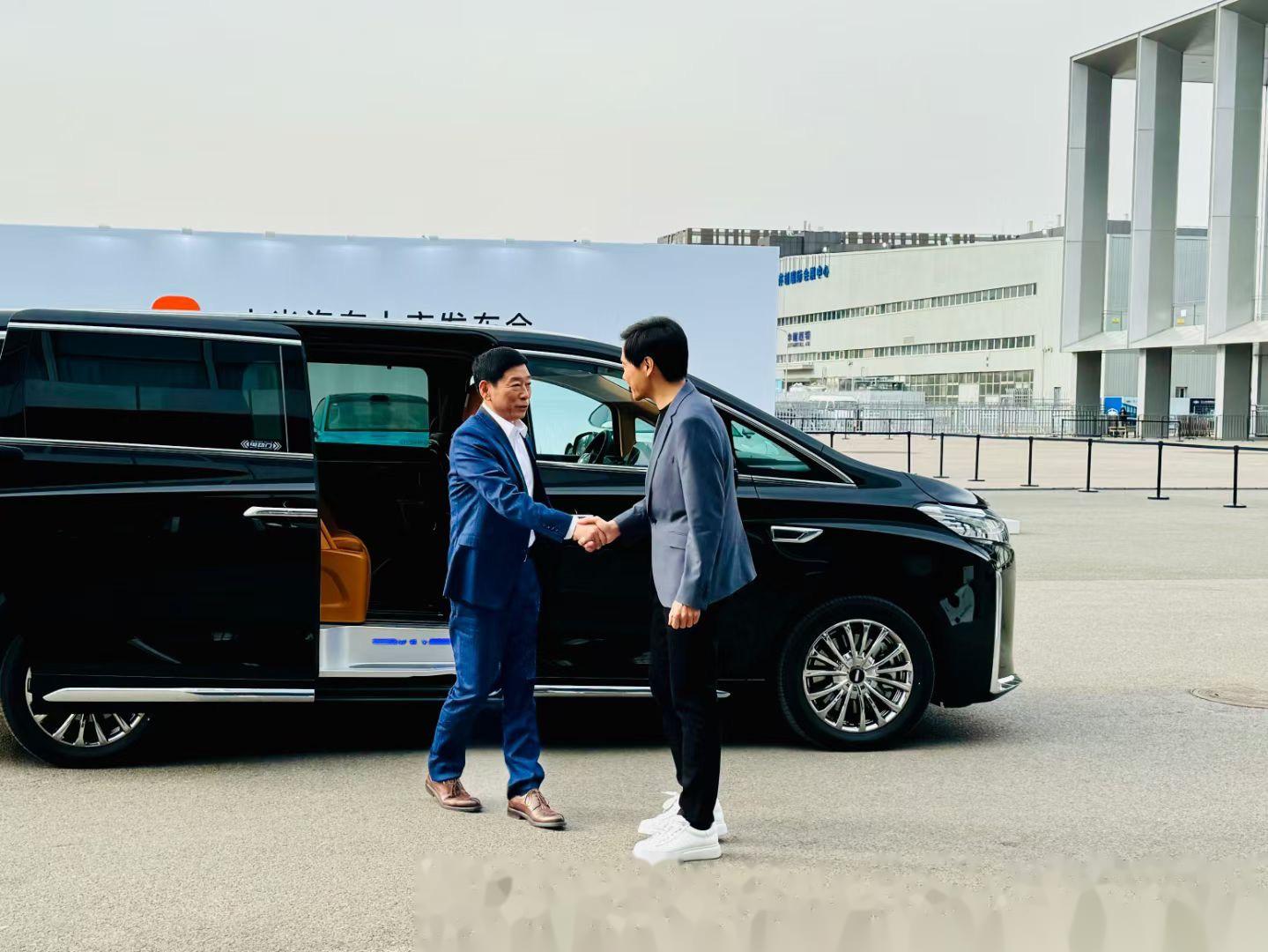 当前位置:>易车>社区>汽车杂谈社区>魏建军和雷军的同框合影,是两位