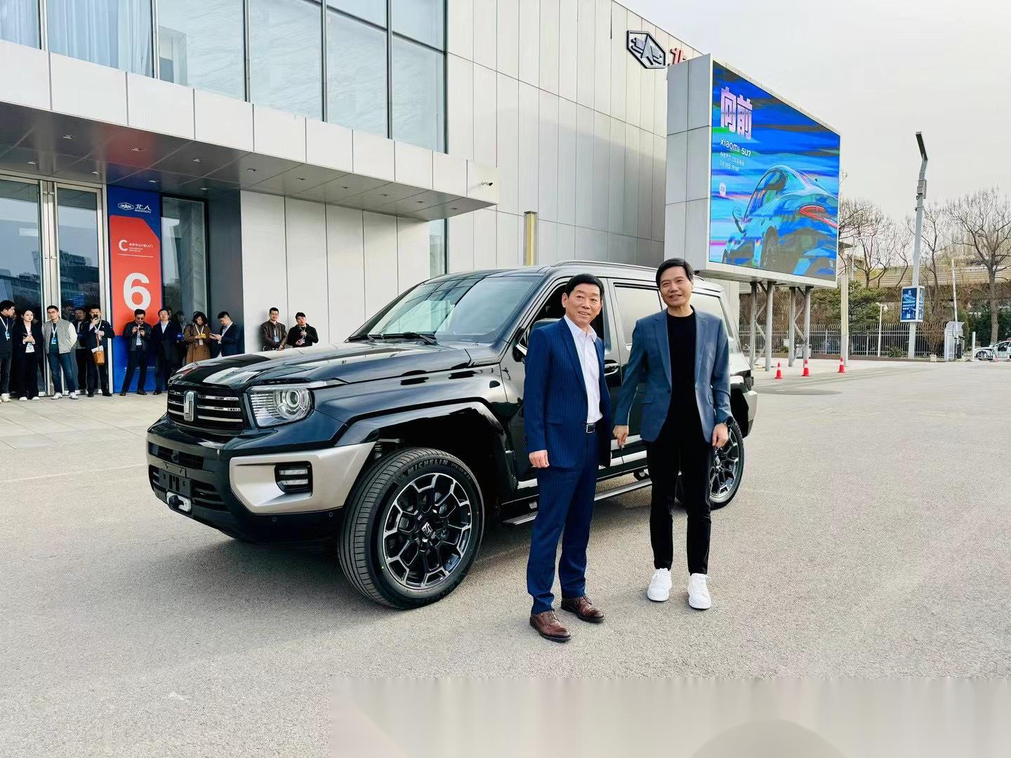 长城汽车董事长魏建军开着坦克来参加小米su7发布会,雷军热情接待!