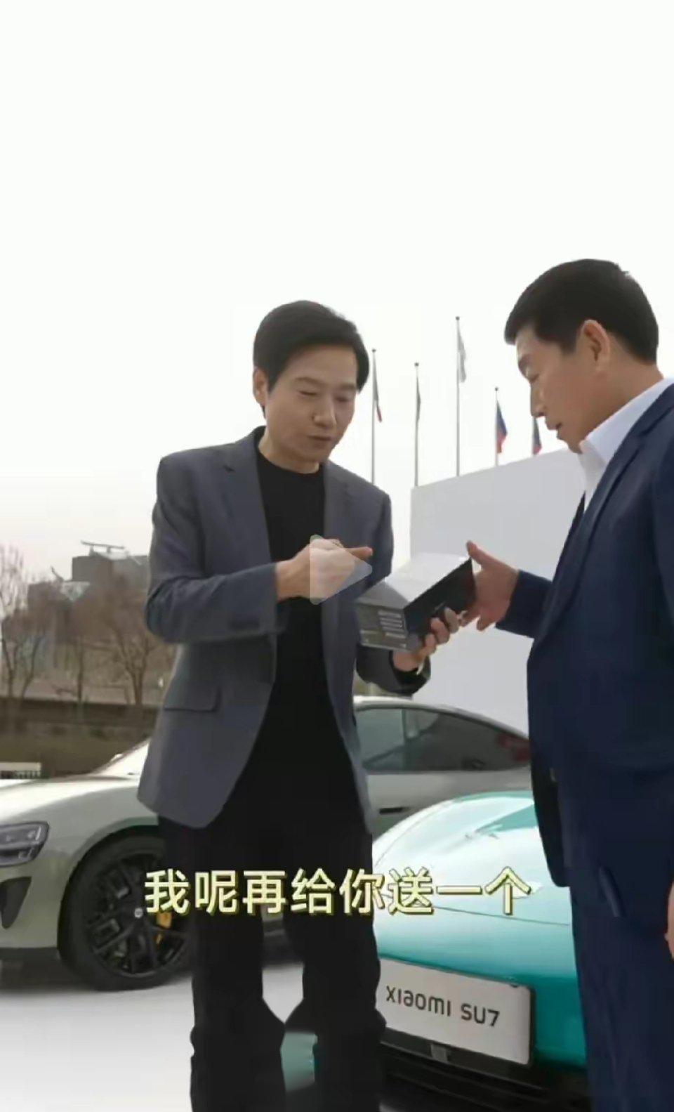 在昨天小米su7上市日,长城汽车董事长魏建军赠送雷军一辆全新坦克700