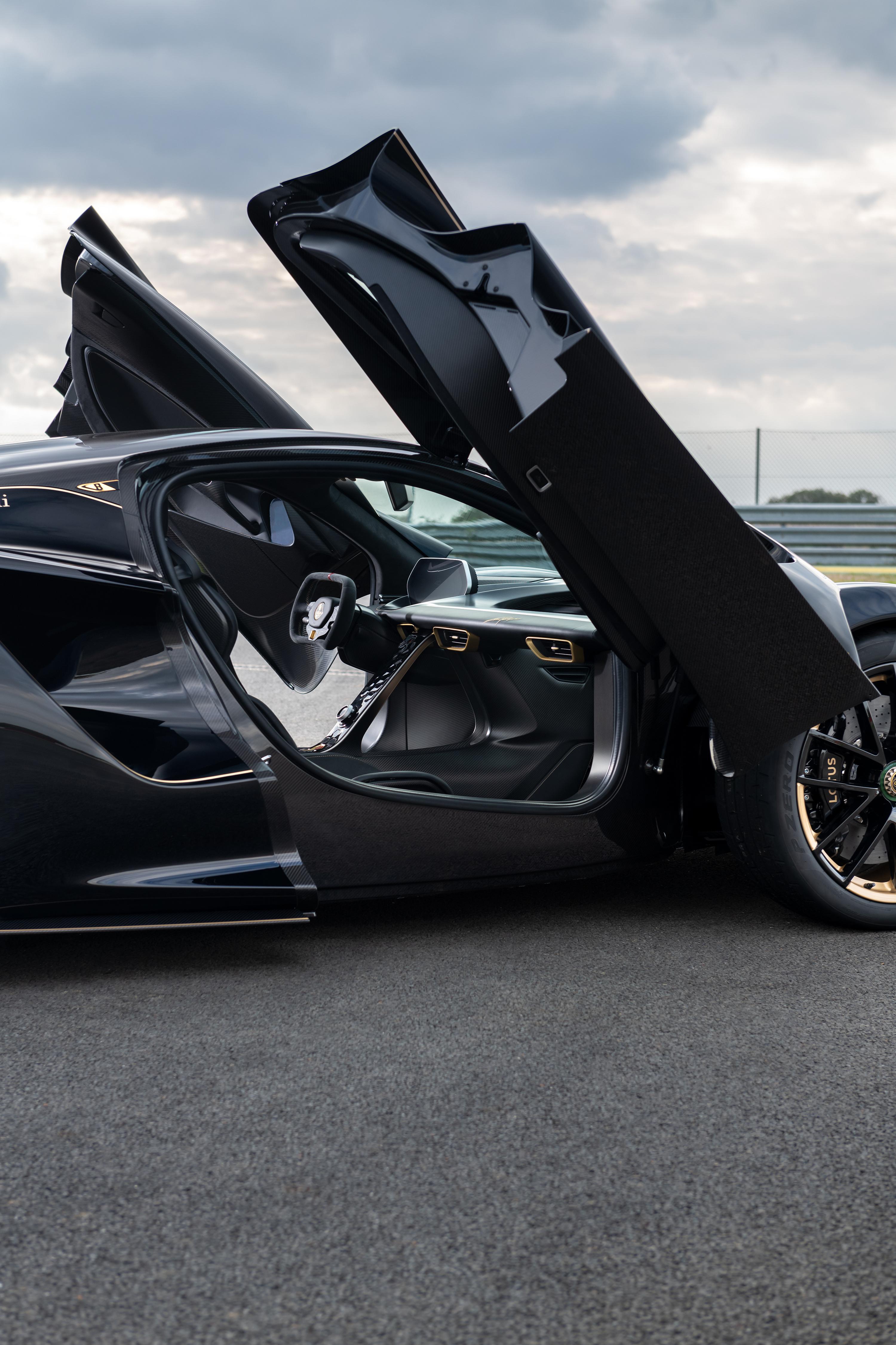 在路特斯76周年的lotus day上,f1冠军车手简森·巴顿要开着evija