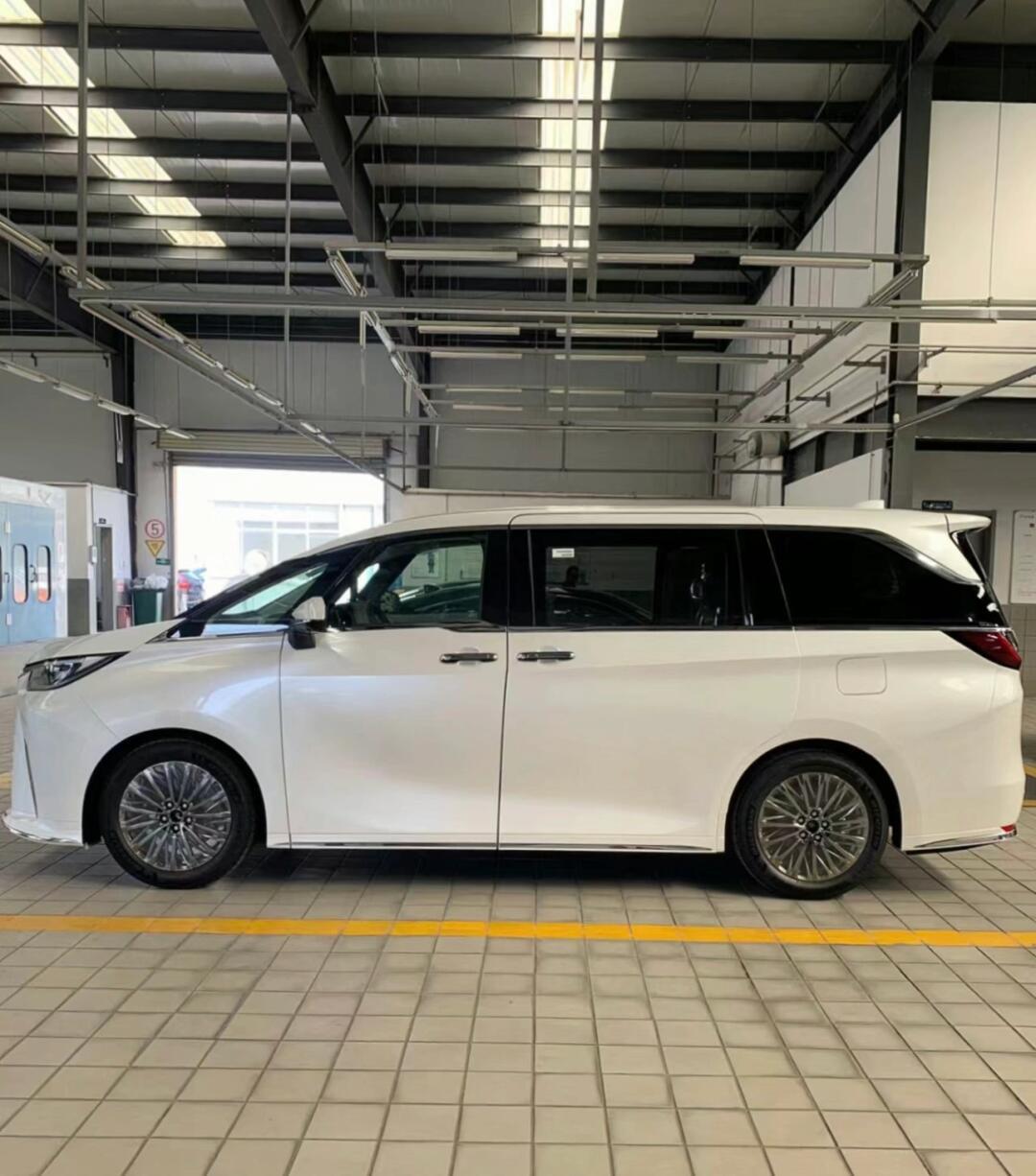 4t 白/米 右舵 全新雷克萨斯lm350h 七座 白/米 右舵 _埃尔法社区