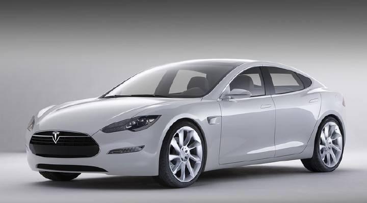 来自2009年的特斯拉model s 注:2009年是15年前,那个时候ipho