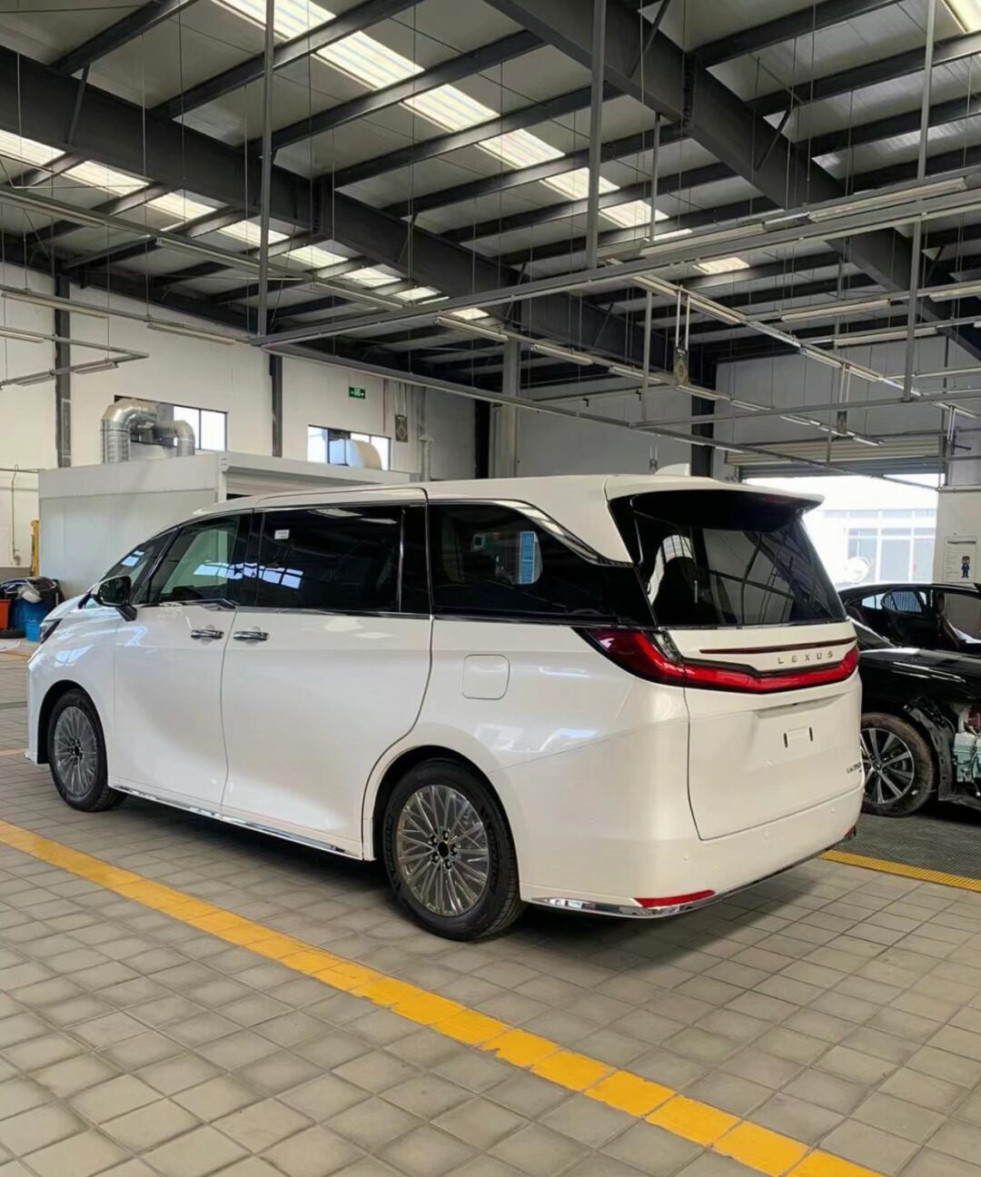 4t 白/米 右舵 全新雷克萨斯lm350h 七座 白/米 右舵 _埃尔法社区