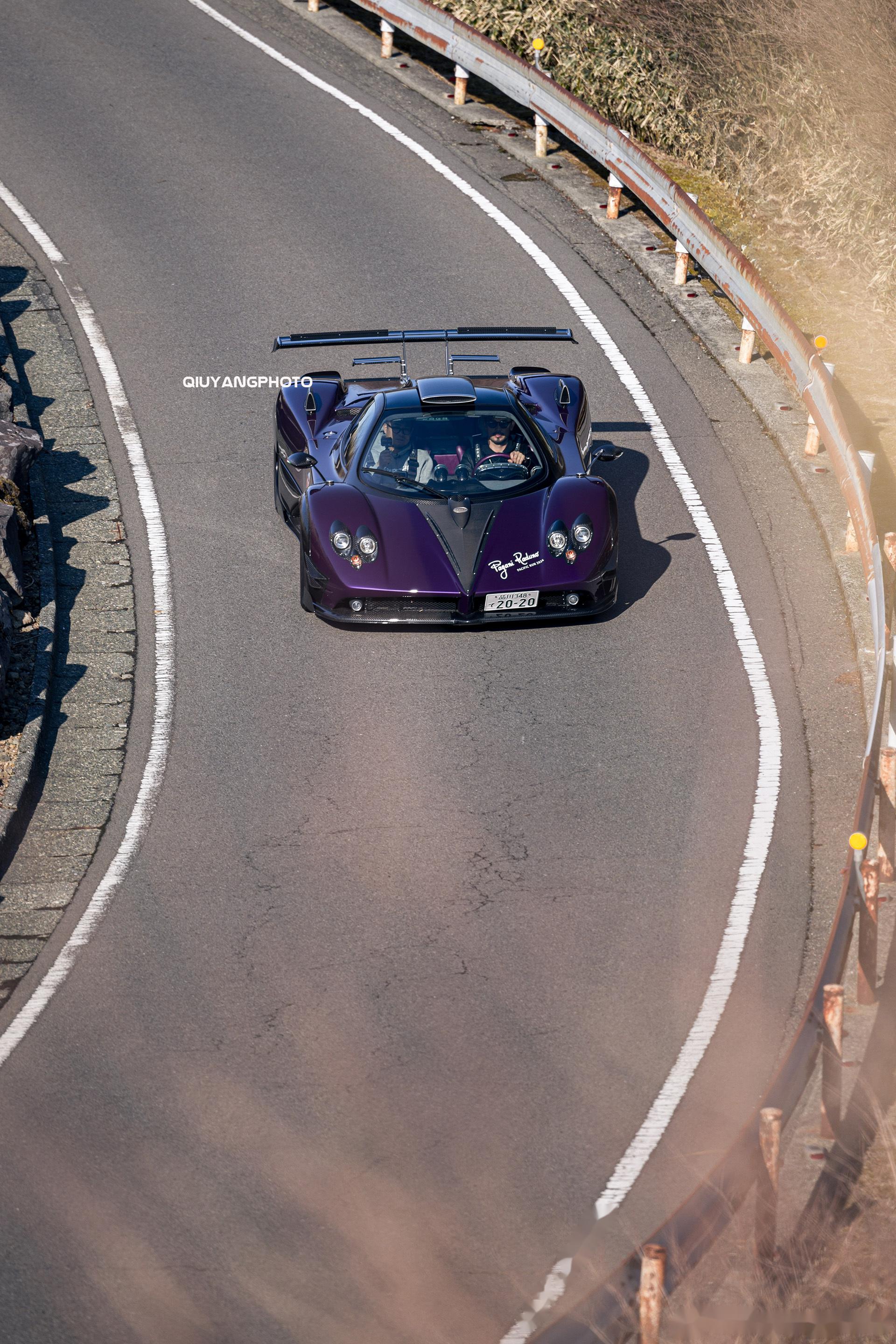 夕阳中在箱根行驶的pagani zonda zozo 早期的760系列之一,即使