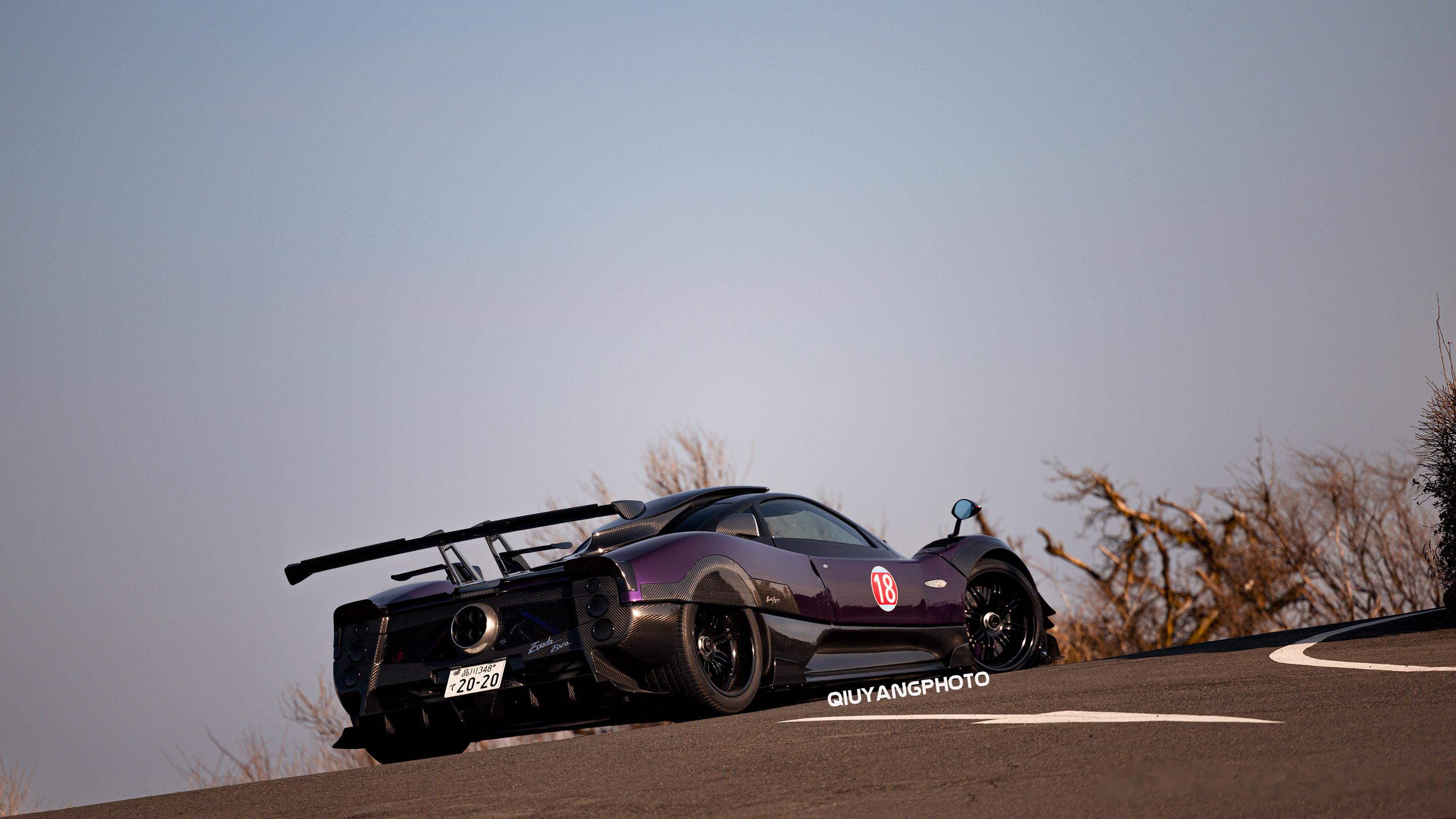 夕阳中在箱根行驶的pagani zonda zozo 早期的760系列之一,即使_有钱